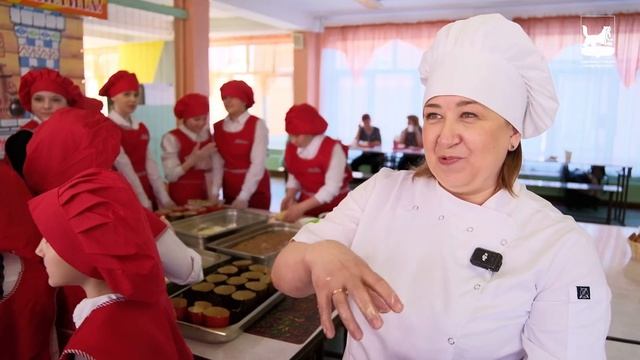 В иркутской школе № 35 ученицы на мастер-классе испекли три вида куличей к Пасхе