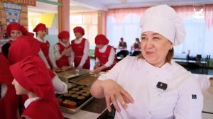 В иркутской школе № 35 ученицы на мастер-классе испекли три вида куличей к Пасхе