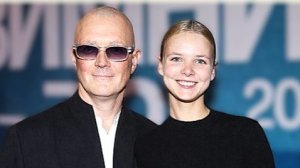 "Дедушка с внучкой"- в сети высмеяли выход Бероева с молодой женой