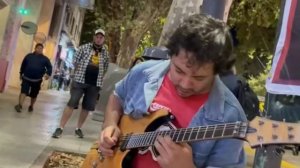 Уличный гитарист играет как Ингви Мальмстин (Yngwie Malmsteen)