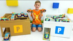 Дети соревнуются на новых игрушечных машинках Влада и Ники.