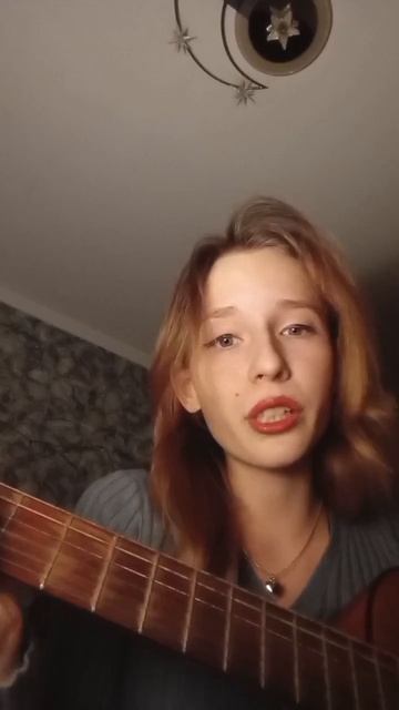 Ella-Della с песней Settlers «По камушку» на гитаре