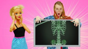 БАРБИ ПОДВЕРНУЛА НОГУ! 😱🦵 СРОЧНО К ДОКТОРУ В КЛИНИКУ ИГРУШЕК! 🏥🩺 Баба Маня ТОЖЕ ПОМОГАЕТ! 👵💕