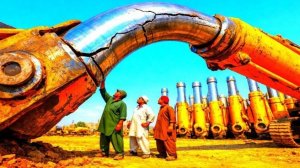 Экстремальный процесс выпрямления гидравлических цилиндров в Пакистане.