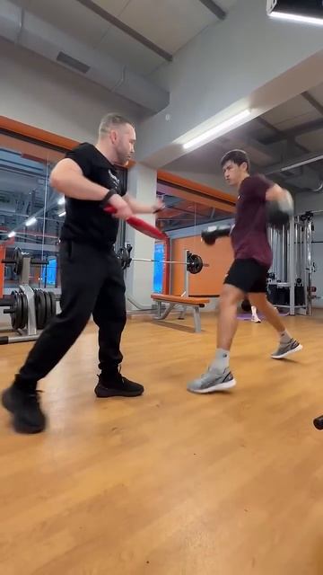 Бивол работает на «уставших» руках