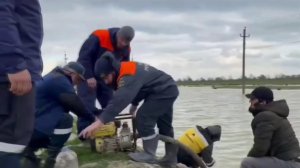 В Алтайском крае возводят временные дамбы на берегу Оби.