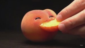 Супер милые ИИ-фрукты наслаждаются едой