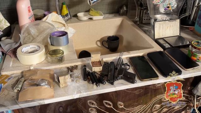 Полицейские задержали мужчину, подозреваемого в сбыте наркотиков и незаконном хранении оружия