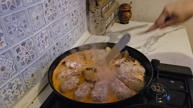 фкусная минутка-курица и буженина в духовке.  котлеты и голубцы  в соусе.  макарошки. фарш для всего