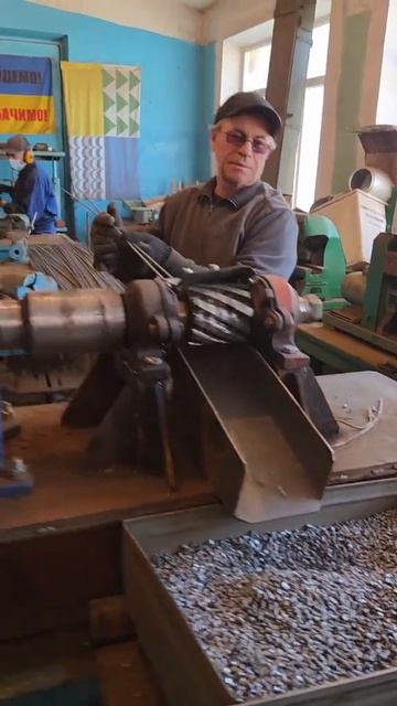 Школьный кабинет труда. Пожилые, матёрые хохлы изготавливают поражающие элементы для самоделок ВСУ