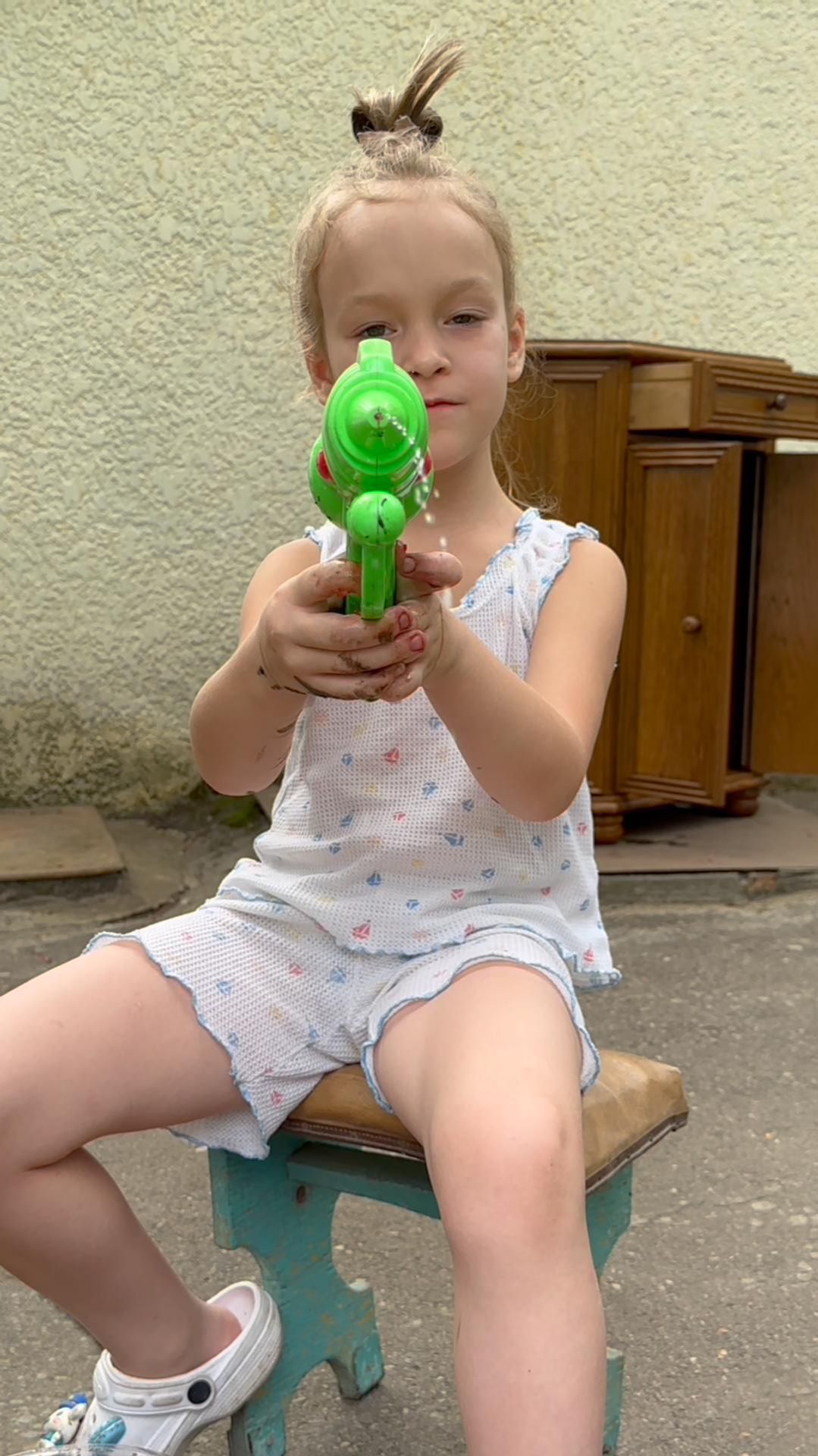 Арина готовит пирог из песка с клубникой, чтобы потом стрелять панкейками из пистолета