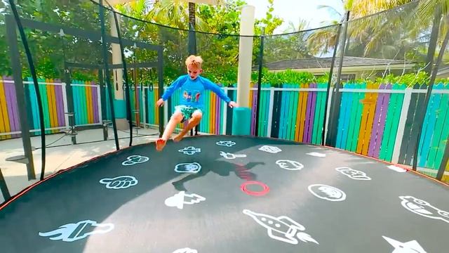 Ники и Крис - любимые истории с младшим братом