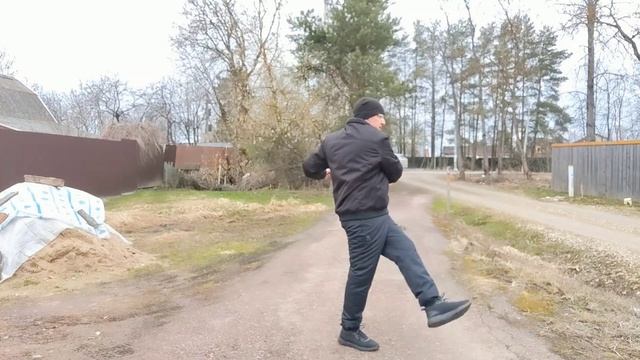 Занятия с палкой Тайцзи Бань в деревне (9)