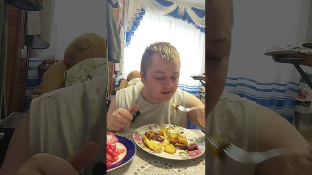 Мукбанг: Завтрак — колбаска и яйца + разговор о тушёнке