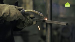 Забор своими руками. Привариваем каркас к трубе. Советы опытной сварщицы