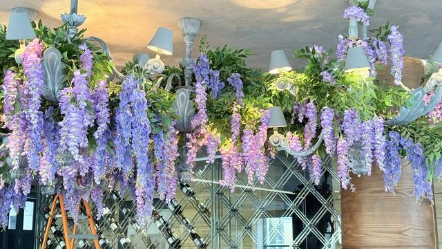 Оформление ресторана фиолетовой глицинией и лавандой