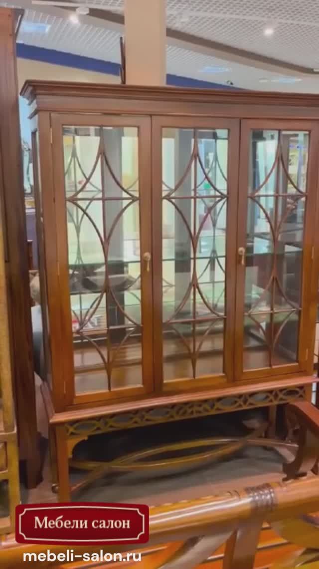 Витрина на высоких ножках МИГ506 из массива дерева от фабрики Satin Furniture (Индонезия)