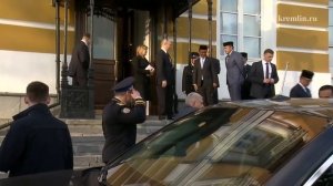 Путин после переговоров  проводил президента Индонезии до машины