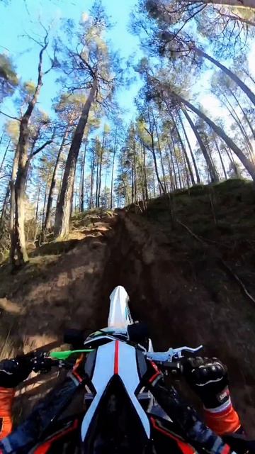 Заезжаю в большую горку на мотоцикле 🏍️