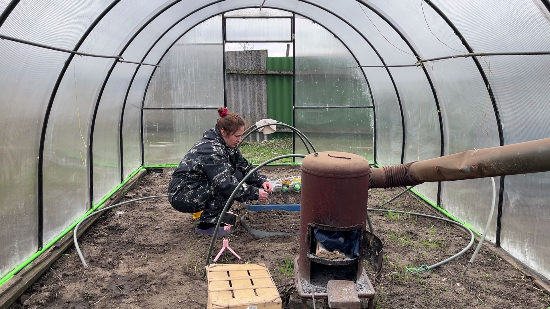 Весенние работы🌷Перенесли рассаду в теплицу🌱Посадила капусту и редис✅Расцвели подснежники💚