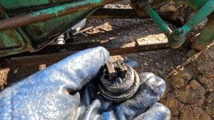 Замена масла на тракторе ЮМЗ6АЛ, чтобы не залить маслом весь участок.