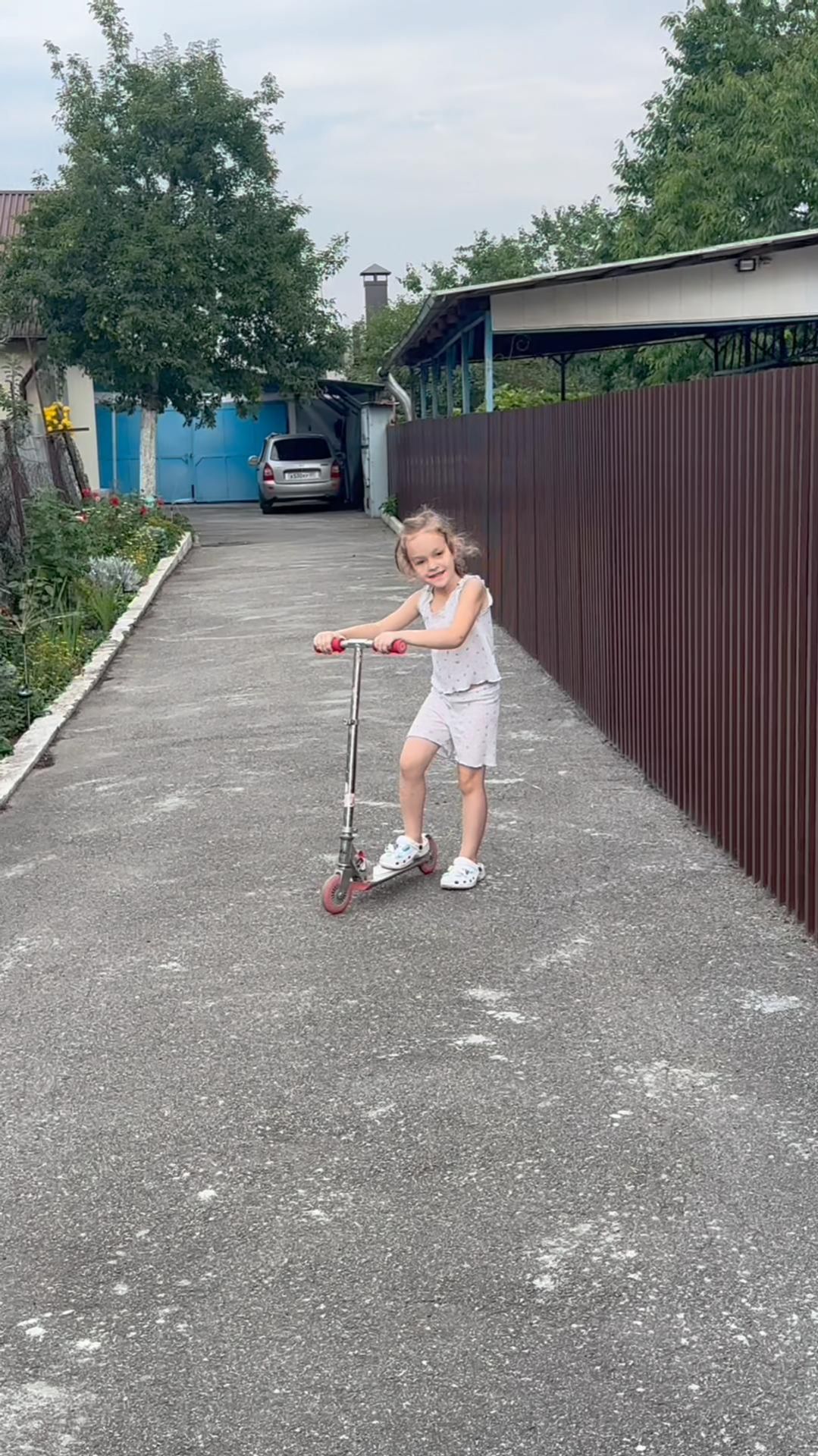 Арина занимается саморазвитием и играет во дворе