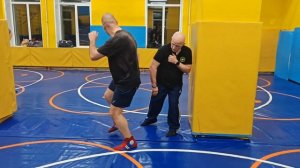 От удара ногой.Реагирование на атаку по косвенным признакам.