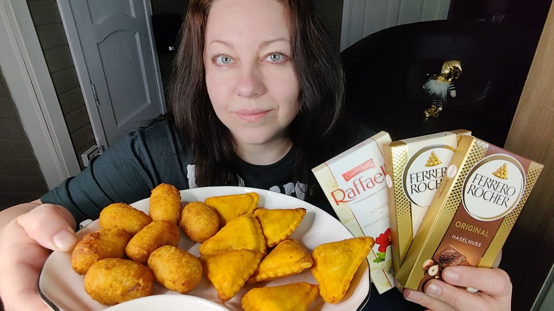 Мукбанг  Горячая штучка ЧебуПицца, Хотстеры, Шоколадки Ферреро Рошер, Раффаэлло