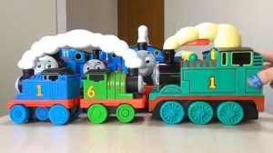 Паровозики Томас и его друзья для детей. Играем с различными паровозиками . #дети #видеодлядетей
