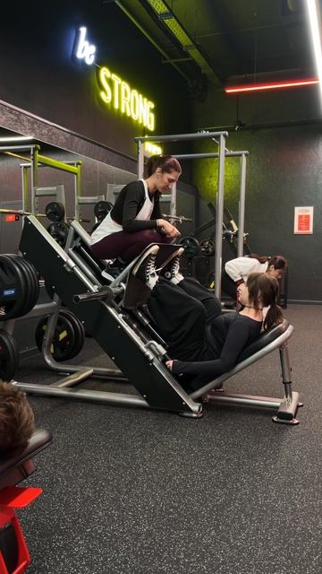 Когда рабочий вес совпадает с весом тренера 👌