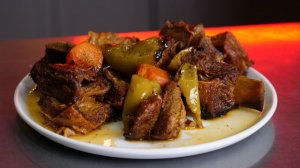 Говяжьи ребра томленые с овощами в газовом гриле PrimeLiner Weekend