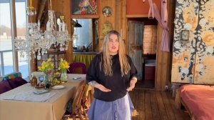 Она живет на лодке 40 м2 без отопления.