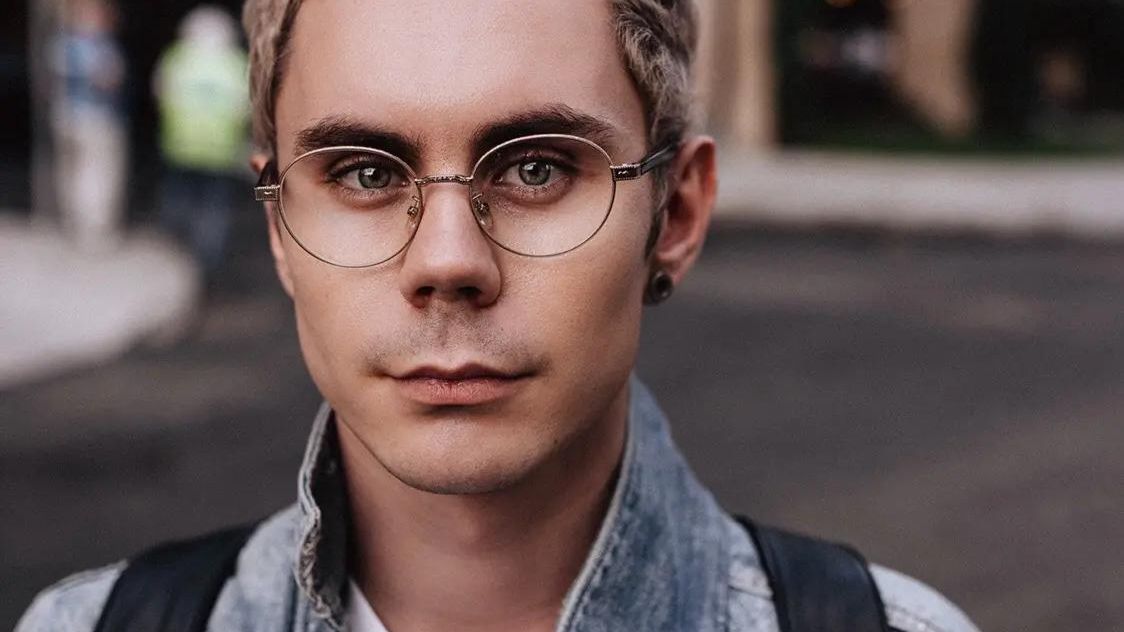 Умник в очках открывает шкаф пушкина...