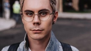 Умник в очках открывает шкаф пушкина...