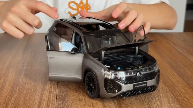Распаковка масштабной модели VW Teramont Pro 1:18 с Марком — литая внедорожная модель.