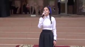 МАМА. Девочка поёт очень красивую песню о маме.