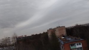 Мрачная погода середины Апреля с видом из окна. Вечер.