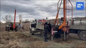 В Курганской области снова бурят землю, чтобы остановить паводок.