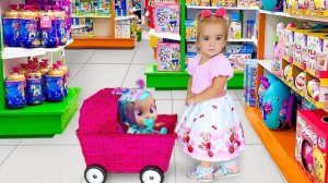 Алиса покупает новую куклу в магазине игрушек