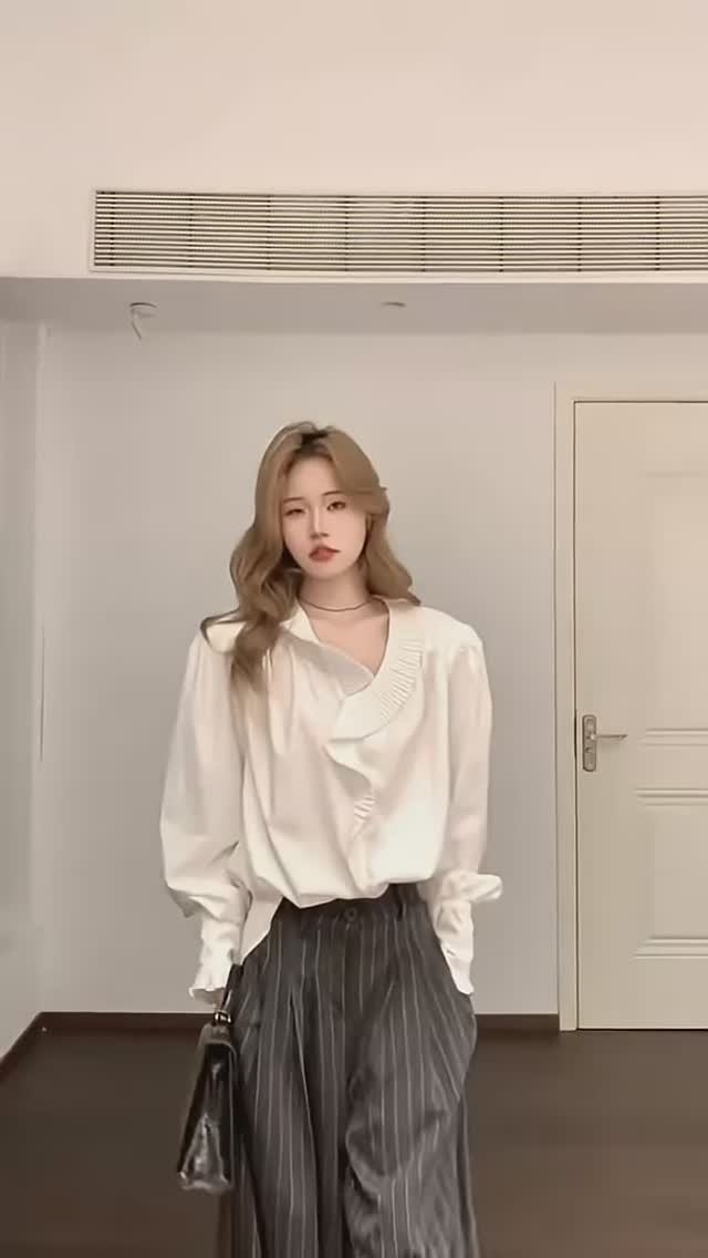 Летний наряд: облегающая и стильная рубашка — маст-хэв для стильных девушек