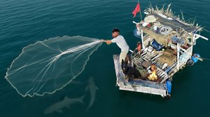 Выживание на плоту из мусора (1-я серия) с моей собакой | Сборка плавучего плота и лов рыбы