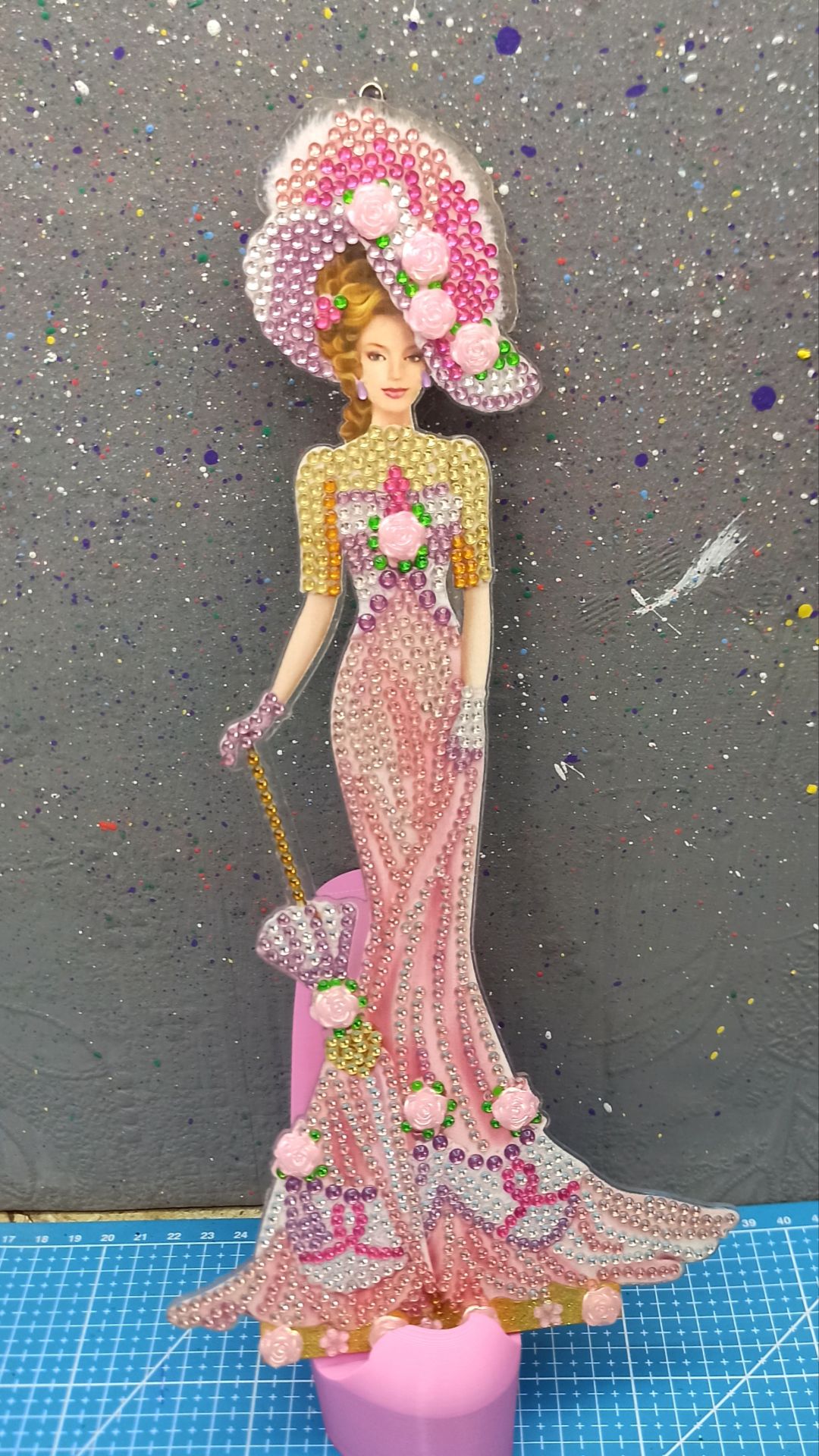 2/6 девушка- подвеска.