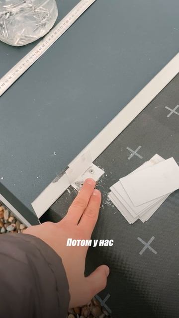 Показываю процесс монтажа картин на парапете