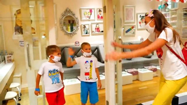 Ники и Крис - любимые истории с младшим братом