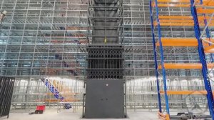 Шахтный грузовой подъемник для складского комплекса