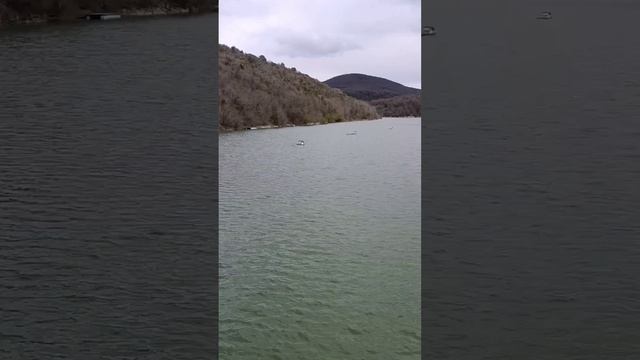 Драгоценная вода долины Сукко утекает в море. Воды в озере полно. 13 Апреля 2026.