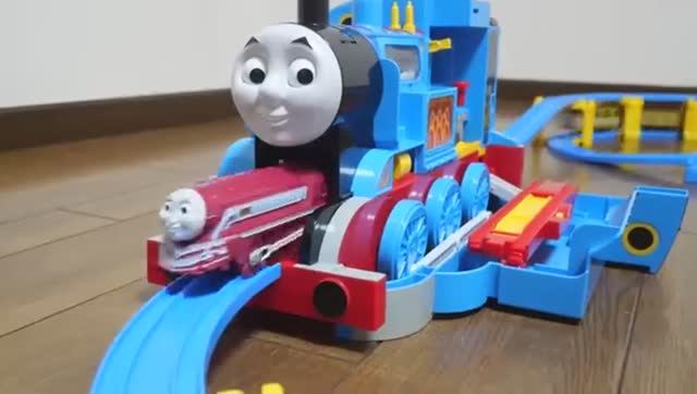 Для детей.  Паровозик Томас и его друзья! Играем паровозиками.