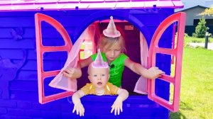 СОФУНЬЯ ШАЛУНЬЯ - НИКЕ 1 ГОДИК. СОФИЯ ДАРИТ ПОДАРКИ.