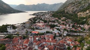 Бухта и марина Черногории | Прибрежный город и горные виды в 4K