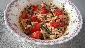 Салат с маринованными шампиньонами и куриной грудкой